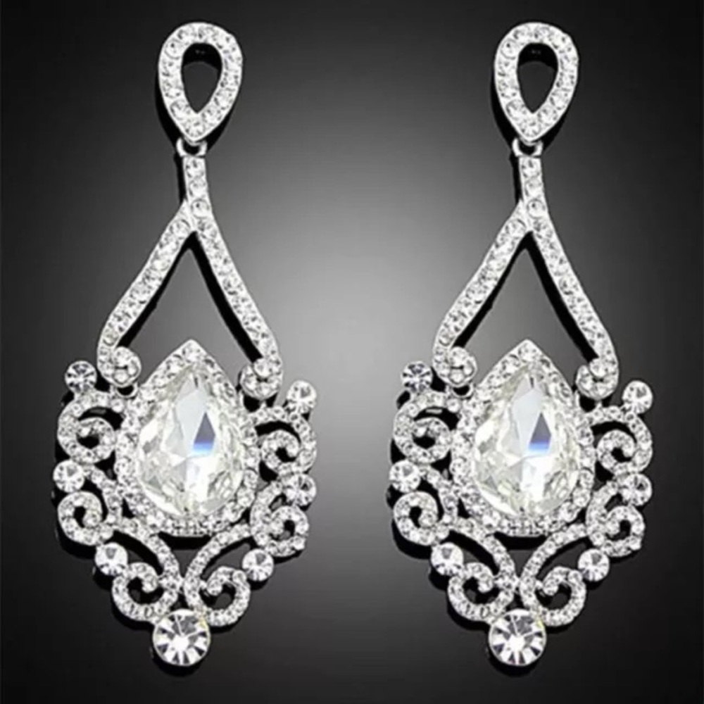 NWT CRYSTAL DROP CHANDELIER EARRINGS